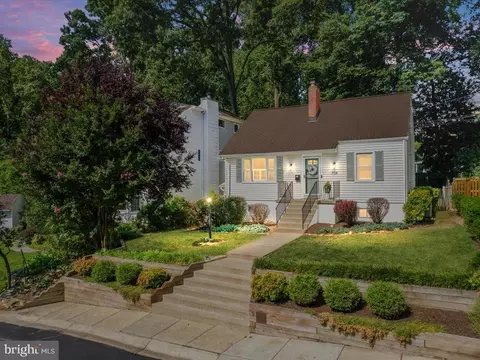 704 Roxboro Rd, Rockville, MD 20850