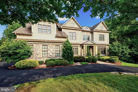 10619 Willowbrook Dr, Potomac, MD 20854