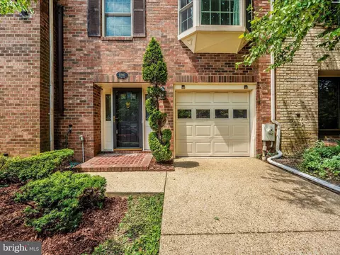 10942 Pebble Run Dr, Silver Spring, MD 20902 photo 2