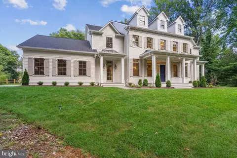 9221 Hollyoak Dr, Bethesda, MD 20817