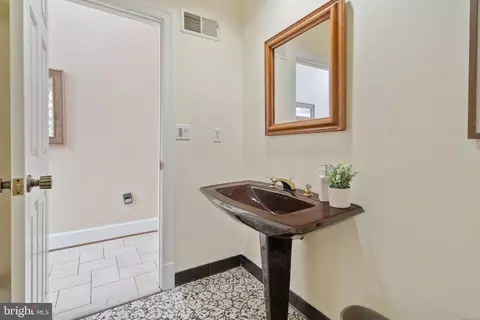 Entry Way - 2008 Rebecca Ct, Silver Spring, MD 20906 photo 4 of 14