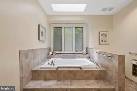 Bath - 2008 Rebecca Ct, Silver Spring, MD 20906 photo 3 of 10