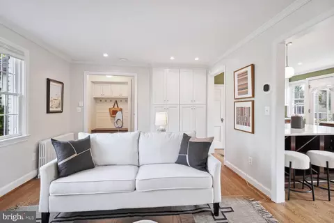 Entry Way - 614 Pershing Dr, Silver Spring, MD 20910 photo 2 of 8