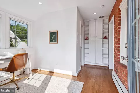 Entry Way - 614 Pershing Dr, Silver Spring, MD 20910 photo 6 of 8