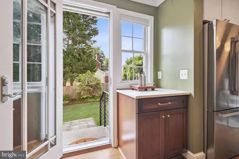 Entry Way - 614 Pershing Dr, Silver Spring, MD 20910 photo 3 of 8