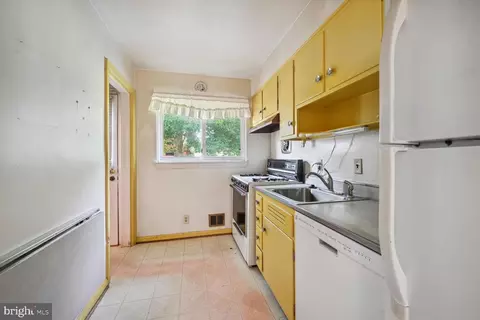 11500 Mapleview Dr, Silver Spring, MD 20902 photo 17