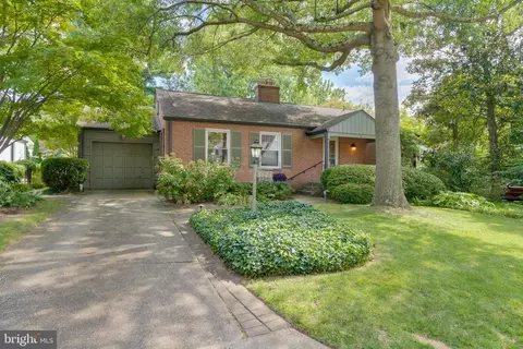 5523 Trent St, Chevy Chase, MD 20815