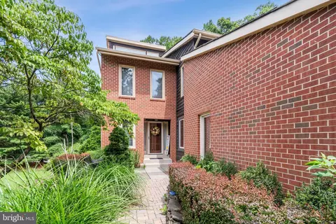5949 Valerian Ln, Rockville, MD 20852
