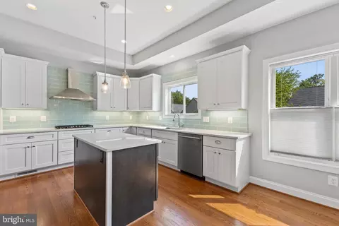2608 Summer Hill Ct, Silver Spring, MD 20904 photo 3