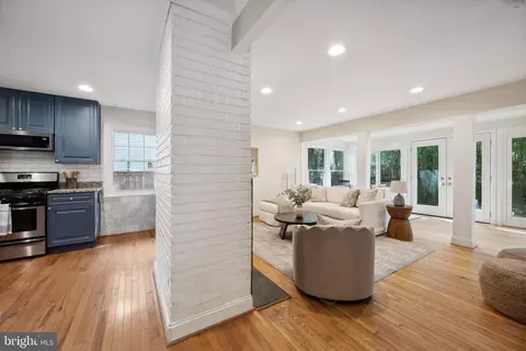 Entry Way - 2201 Luzerne Ave, Silver Spring, MD 20910 photo 3 of 4