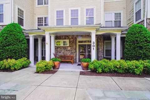 301 High Gables Dr #303, Gaithersburg, MD 20878