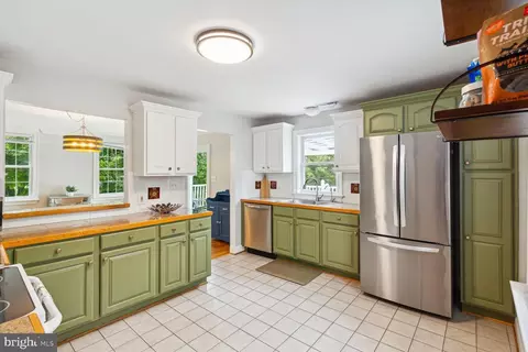 Kitchen - 18221 Barnesville Rd, Barnesville, MD 20838 photo 2 of 5