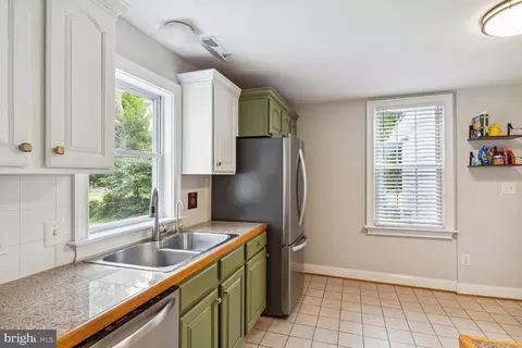 Kitchen - 18221 Barnesville Rd, Barnesville, MD 20838 photo 5 of 5