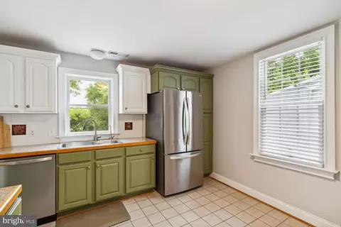 Kitchen - 18221 Barnesville Rd, Barnesville, MD 20838 photo 4 of 5