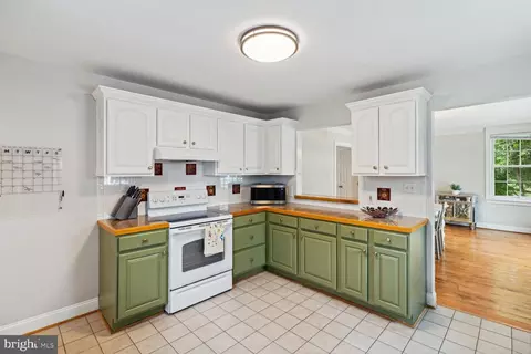 Kitchen - 18221 Barnesville Rd, Barnesville, MD 20838 photo 3 of 5