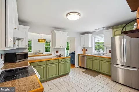 Kitchen - 18221 Barnesville Rd, Barnesville, MD 20838 photo 1 of 5