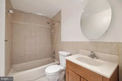 Bath - 575 Thayer Ave #801, Silver Spring, MD 20910 photo 1 of 1