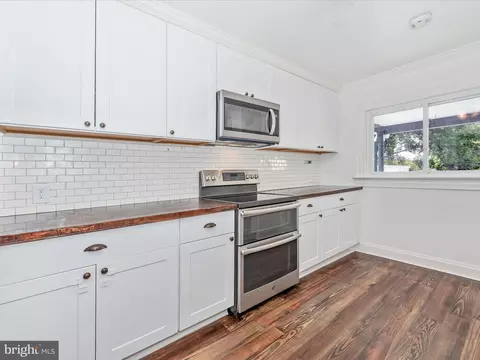 Kitchen - 22121 Dickerson Rd, Dickerson, MD 20842 photo 4 of 6