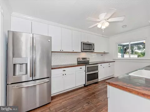 Kitchen - 22121 Dickerson Rd, Dickerson, MD 20842 photo 1 of 6