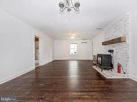 Living - 22121 Dickerson Rd, Dickerson, MD 20842 photo 2 of 6