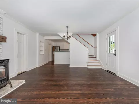 Living - 22121 Dickerson Rd, Dickerson, MD 20842 photo 6 of 6