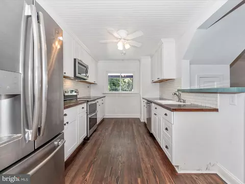 Kitchen - 22121 Dickerson Rd, Dickerson, MD 20842 photo 2 of 6