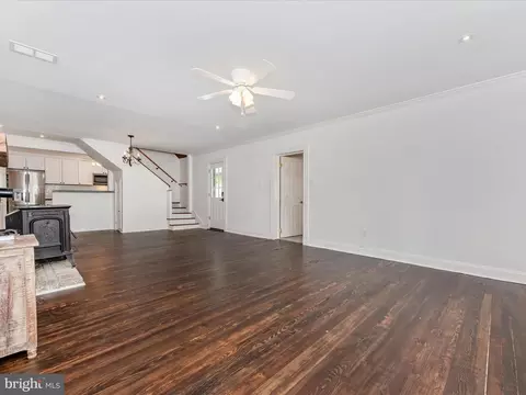 Living - 22121 Dickerson Rd, Dickerson, MD 20842 photo 4 of 6