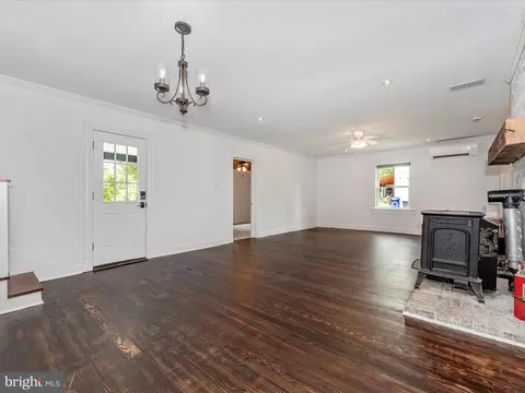 Living - 22121 Dickerson Rd, Dickerson, MD 20842 photo 3 of 6