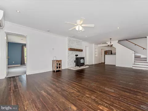 Living - 22121 Dickerson Rd, Dickerson, MD 20842 photo 5 of 6