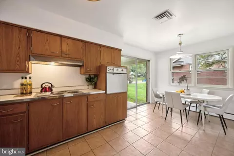 709 Burnt Mills Ct, Silver Spring, MD 20901 photo 10