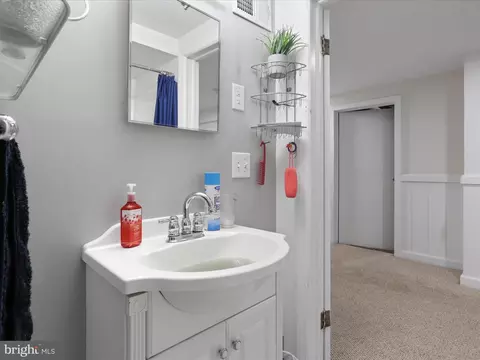 Bath - 10702 Glenhaven Dr, Silver Spring, MD 20902 photo 2 of 3