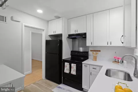 Kitchen - 10702 Glenhaven Dr, Silver Spring, MD 20902 photo 2 of 2