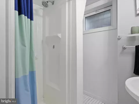 Bath - 10702 Glenhaven Dr, Silver Spring, MD 20902 photo 3 of 3