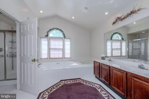 Bath - 15020 Notley Rd, Silver Spring, MD 20905 photo 2 of 5