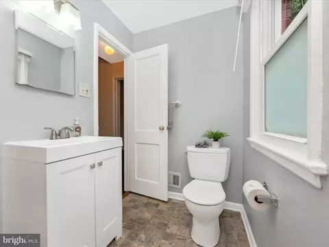 Bath - 1027 Carson St, Silver Spring, MD 20901 photo 3 of 3