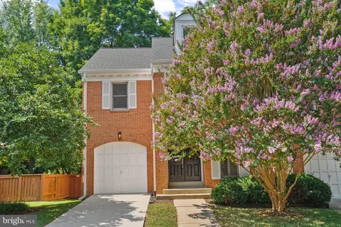 7412 Crestberry Ln, Bethesda, MD 20817