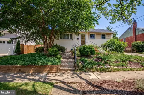 6413 Lone Oak Dr, Bethesda, MD 20817