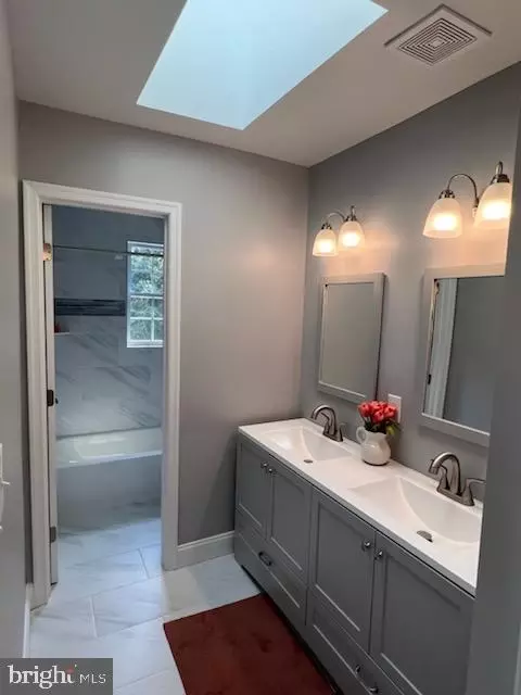 Bath - 5 Ansted Ct, Silver Spring, MD 20905 photo 3 of 5