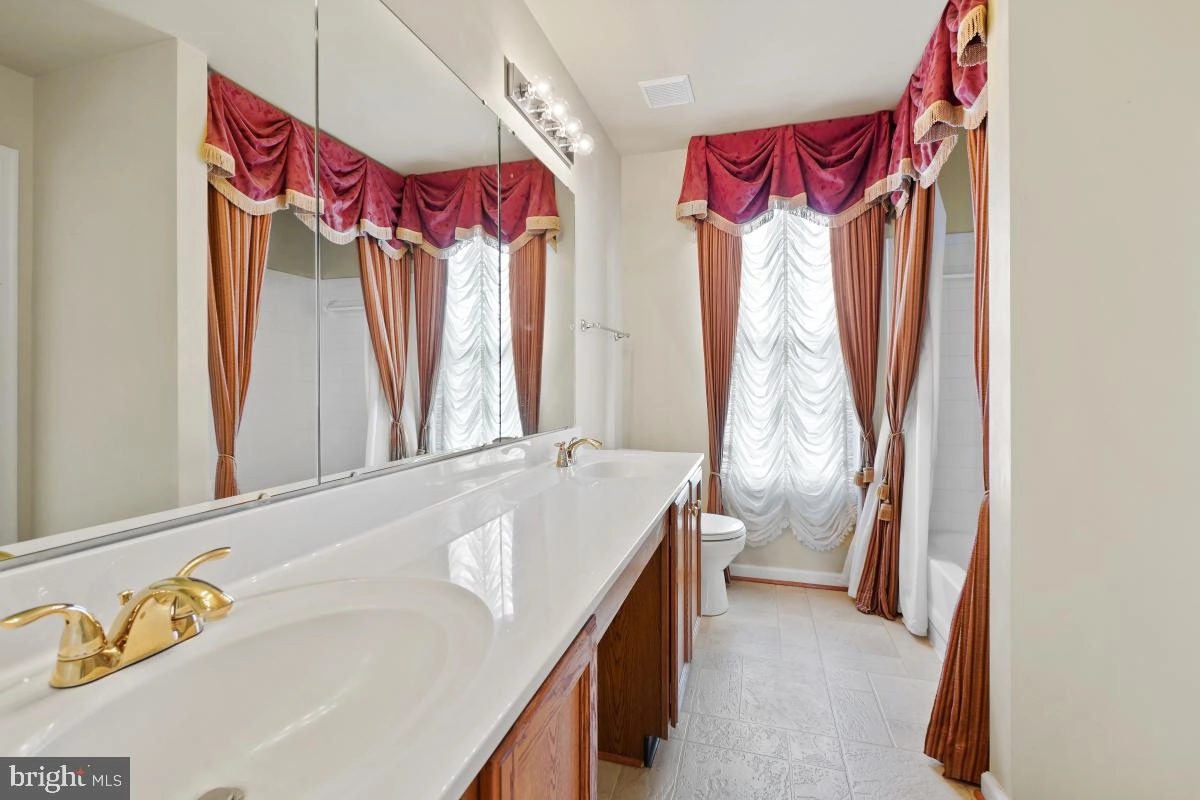 Bath - 17109 Tom Fox Ave, Poolesville, MD 20837 photo 4 of 5