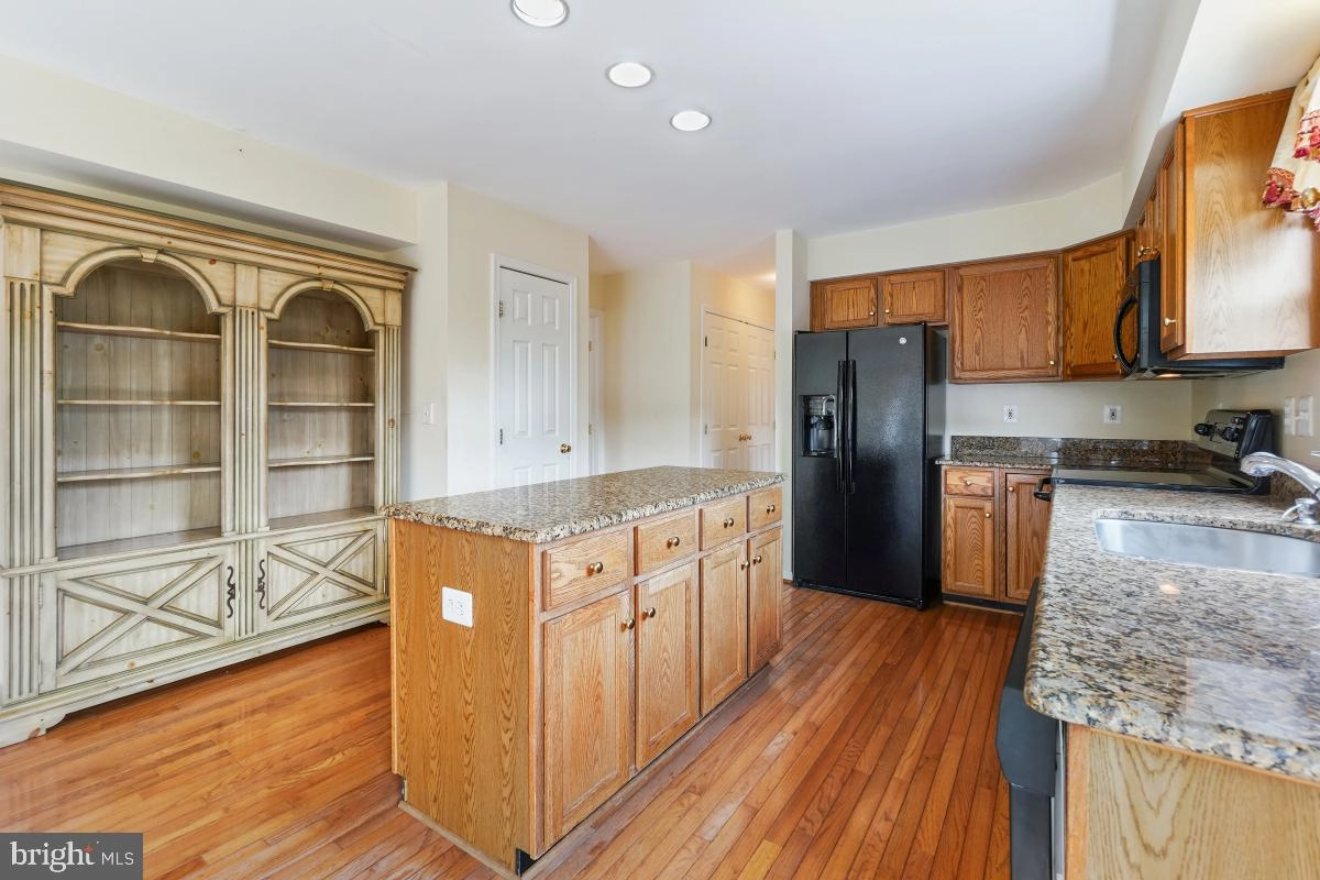Kitchen - 17109 Tom Fox Ave, Poolesville, MD 20837 photo 2 of 4