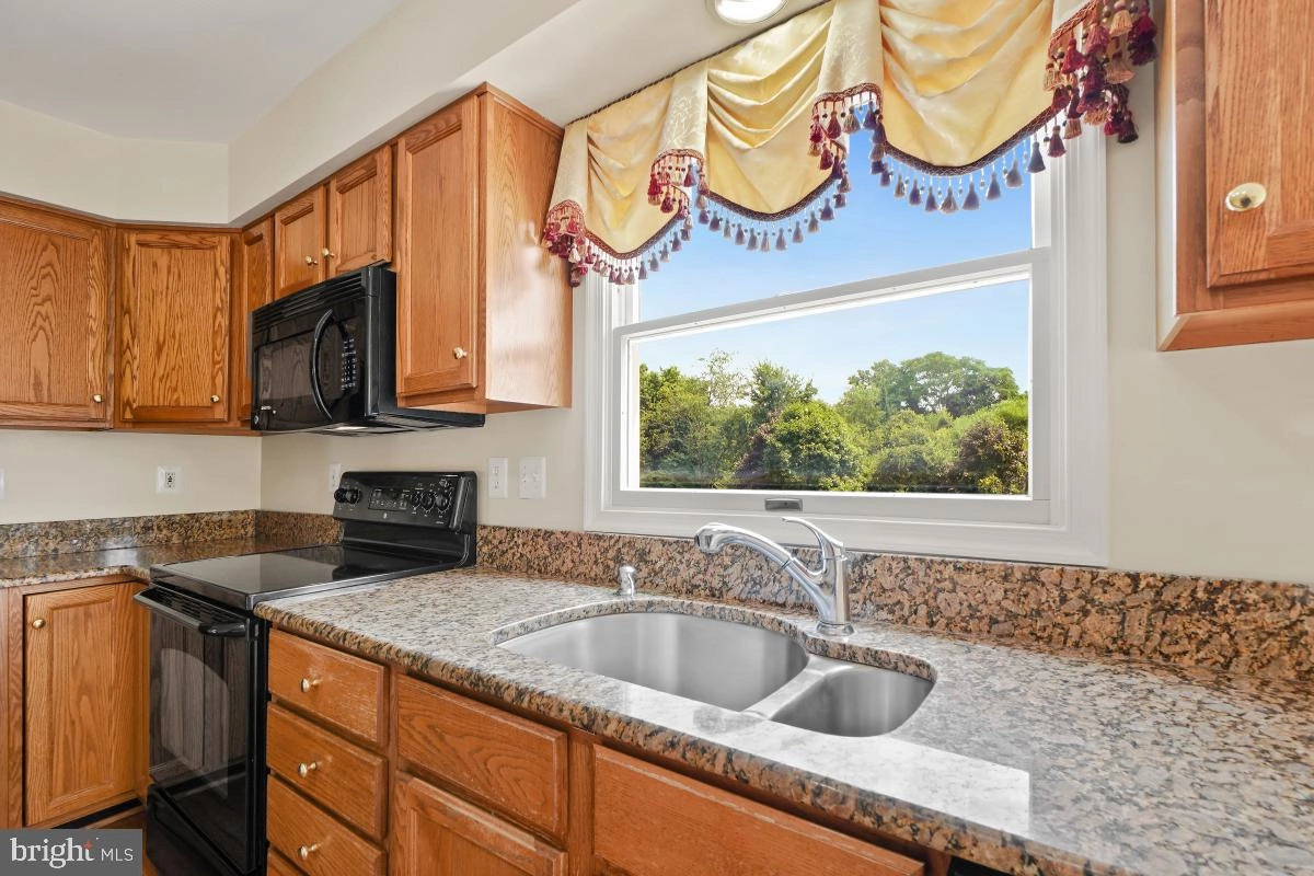 Kitchen - 17109 Tom Fox Ave, Poolesville, MD 20837 photo 3 of 4