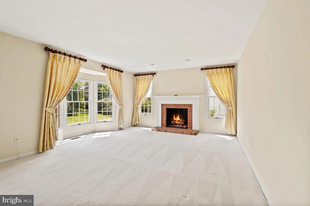 Living - 17109 Tom Fox Ave, Poolesville, MD 20837 photo 2 of 4