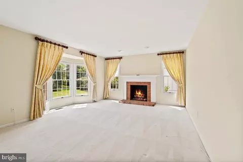 Living - 17109 Tom Fox Ave, Poolesville, MD 20837 photo 2 of 4