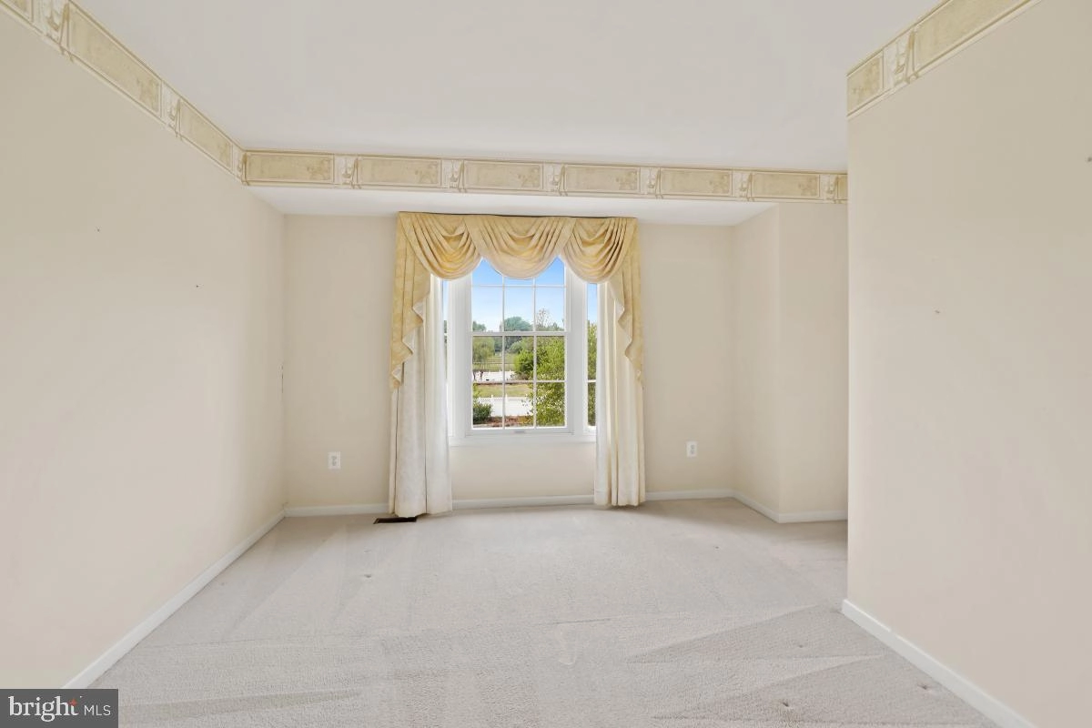 Living - 17109 Tom Fox Ave, Poolesville, MD 20837 photo 4 of 4