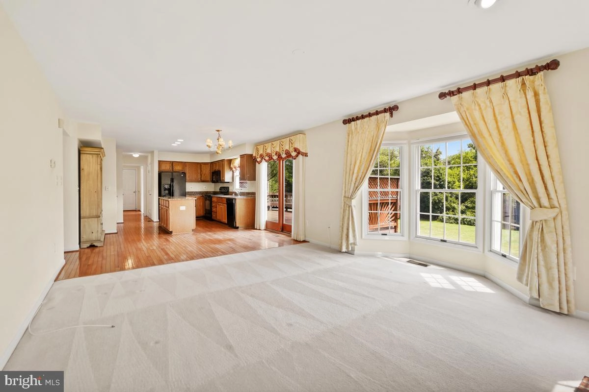 Living - 17109 Tom Fox Ave, Poolesville, MD 20837 photo 3 of 4