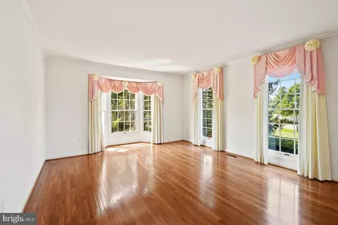 Living - 17109 Tom Fox Ave, Poolesville, MD 20837 photo 1 of 4