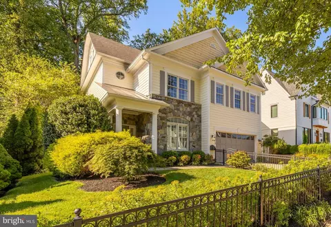 10212 Parkwood Dr, Kensington, MD 20895