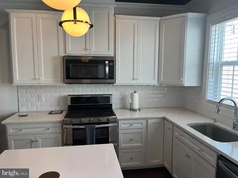 Kitchen - 12717 Vuillard St, Silver Spring, MD 20906 photo 6 of 9