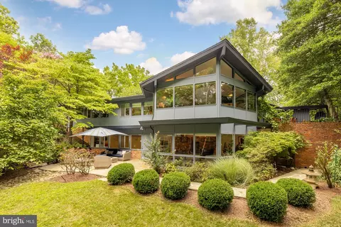 9600 Hillridge Dr, Kensington, MD 20895