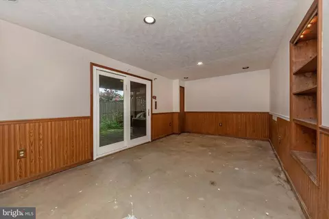 Living - 1405 Farmcrest Way, Silver Spring, MD 20905 photo 3 of 13